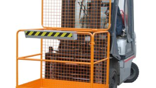 Je motorový vozík s košem pro zdvih osob pojízdnou zdvihací pracovní plošinou?